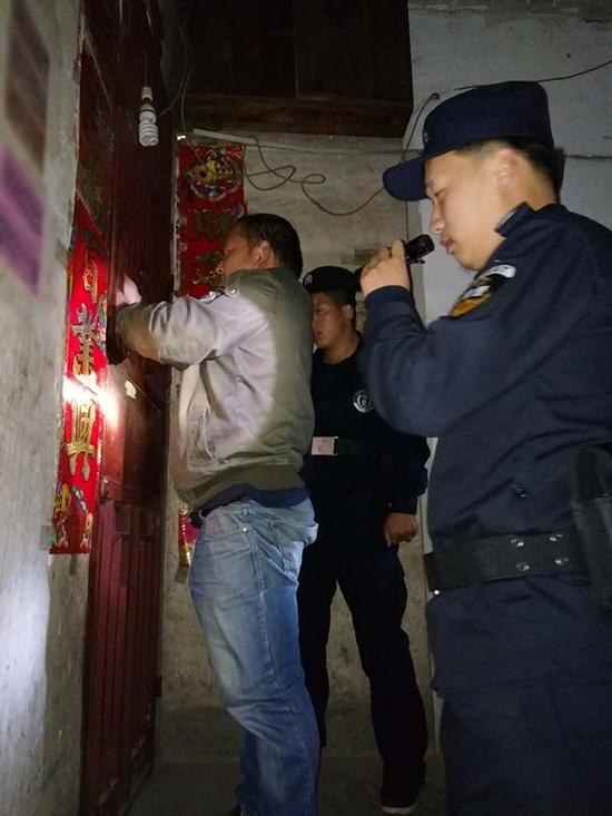 内蒙古粗心妈妈误将幼女锁家中 民警全城寻开锁师傅开门