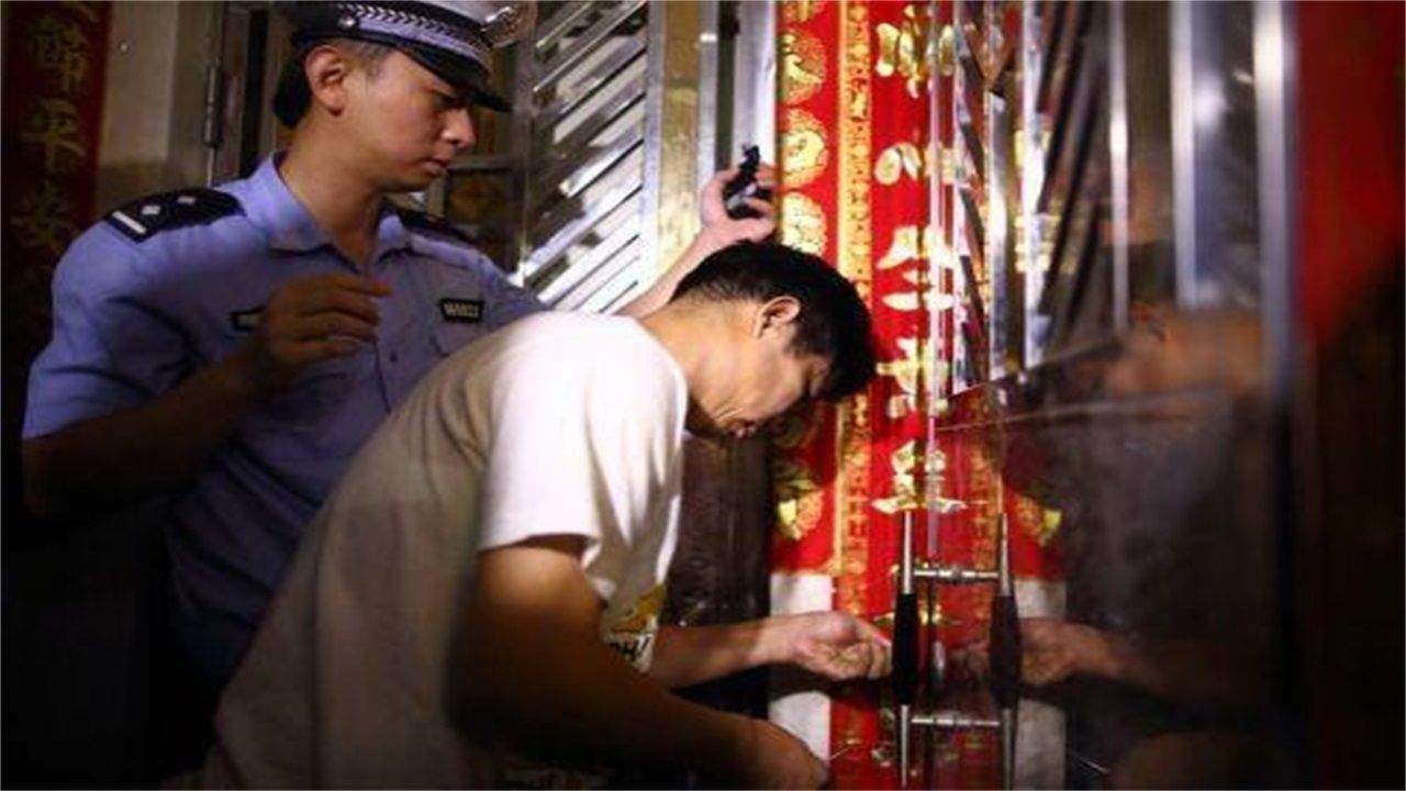 内蒙古请开锁师傅开了锁后，师傅为什么一般都不进门，就算主人请也不进去？